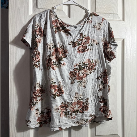 Torrid size 1 white and floral pocket tshirt size 1X - Picture 4 of 4